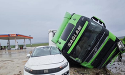 Tır otomobilin üstüne devrildi