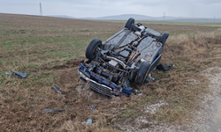 Kayganlaşan yolda otomobil şarampole devrildi