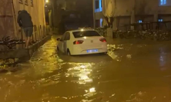 Sağanakta göle dönen yollarda araçlar mahsur kaldı