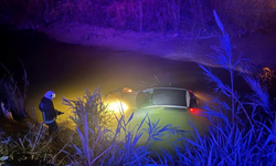 Seyir halindeki otomobil dereye uçtu