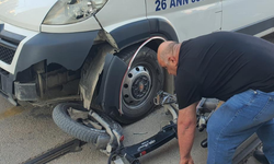 Eskişehir'de elektrikli bisiklet servis aracıyla çarpıştı: 1 yaralı