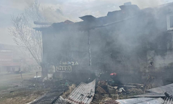 Çıkan yangında ev küle döndü