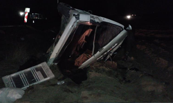 Direksiyon hakimiyetini kaybeden minibüs devrildi