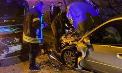 İki otomobil kafa kafaya çarpıştı