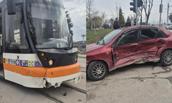 Eskişehir'de otomobille tramvay çarpıştı: 2 yaralı