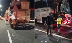 Yolcu otobüsü tıra çarptı: 10 yaralı