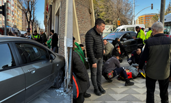 Eskişehir'de iki otomobil çarpıştı! Savrulan araçlardan biri yayaların arasına daldı: 5 yaralı