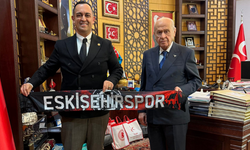 MHP Genel Başkanı Bahçeli'ye Eskişehirspor forması hediye edildi