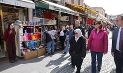 Başkan Ünlüce esnafı ziyaret etti: Bayram alışverişi yapan vatandaşların heyecanına ortak oldu!