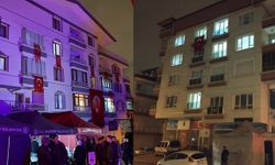 Katar’da şehit olan ASELSAN teknisyenlerinin evlerine Türk bayrağı asıldı