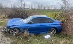 Afyonkarahisar’da şarampole giren otomobilde 3 kişi yaralandı