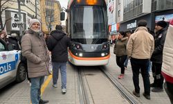 Eskişehir'de korku dolu anlar: Yaşlı adama tramvay çarptı!