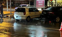 Otomobiller çarpıştı: 2 yaralı