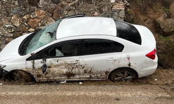 Kontrolden çıkan otomobil istinat duvarına çarptı