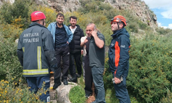 Dengesini kaybederek kayalıklardan düşen kadını ekipler kurtardı