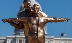 ABD’de olay heykel: Trump ve Epstein aynı parkta tasvir edildi