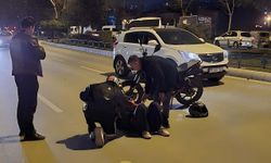 Kadın motosiklet sürücüsü otomobile arkadan çarptı