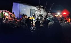 TIR dorsesine çarpan minibüste 2 kişi can verdi