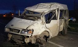 Minibüs ile hafif ticari araç çarpıştı