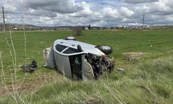 Otomobil tarlaya devrildi: 4 kişi yaralandı