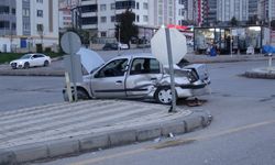 İki araç birbirine girdi