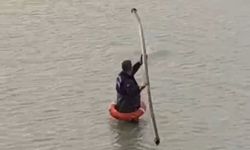 Yapay gölette mahsur kalan tilkiyi itfaiye kurtardı