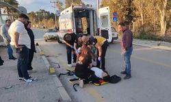 Otomobille çarpışan motosiklet durağa daldı