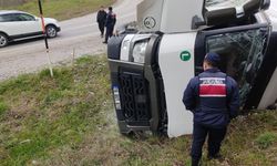 Su yüklü tır yamaca devrildi: 1 yaralı