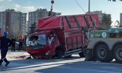 Otomobil kamyonete çarptı: 6 yaralı