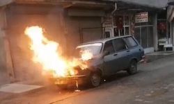 Seyir halindeki otomobil alev alev yandı
