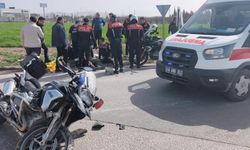 Ehliyetsiz sürücü polislere çarptı: 2 polis yaralı