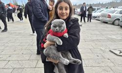 Eskişehirspor maçına siyah-kırmızılı kedisiyle geldi