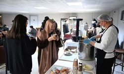 Kütüphanede sınavlara hazırlanan öğrencilere Anadolu Kafe’de sıcak mola