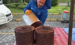 Bu mısır ekmeği teneke kovada pişiyor