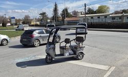 Eskişehir’de ters yöne giren elektrikli araç otomobille çarpıştı