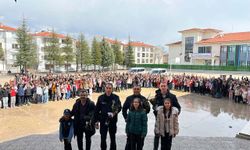 Polis abilerini çoşku ve sevinçle karşıladılar