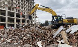 Eskişehir'de çöken binanın yanındaki riskli yapı da yıkıldı