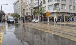 Eskişehir'de vatandaşlar yağmura hazırlıksız yakalandı