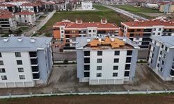 Eskişehir'de fırtına binanın çatısını uçurdu!