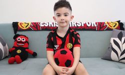 Milletvekili Hatipoğlu, kumbarasını Eskişehirspor'a bağışlayan minik Buğra'yı takdir etti