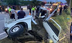 Erdemli'de "makas" dehşeti: Aydınlatma direği otomobili ikiye böldü