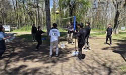 Eskişehir’de gençler doğa ve tarih gezisinin ardından mangalda buluştu