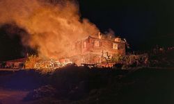 Demirci’de alevler geceyi aydınlattı: Müstakil ev küle döndü