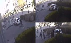 Kaldırımda yürüyen yayanın otomobilin altında kaldığı anın görüntüsü ortaya çıktı