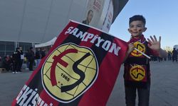 Eskişehirspor'a kumbarasını bağışlayan minik Buğra takımını yalnız bırakmıyor