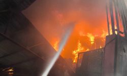 Adana’da geri dönüşüm fabrikasında yangın: Ekipler müdahaleyi sürdürüyor