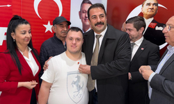 CHP Eskişehir'de yeni üyelere rozet takıldı