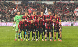 Es-Es kaptan Akın'la ilk yarıyı önde bitirdi