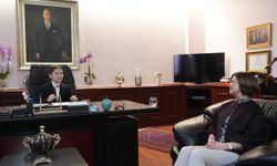 Başkan Ünlüce koltuğunu minik Ece'ye devretti: “Daha fazla çocuk sanatla buluşmalı”