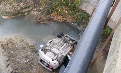 Bursa'da 3 araç birbirine girdi, 1'i dereye uçtu: 4 yaralı